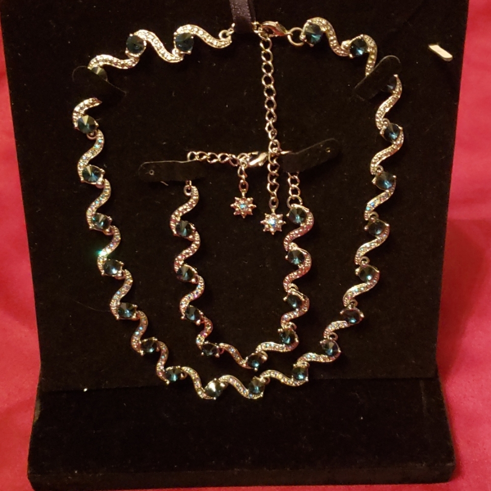 Beautiful navy blue gem necklace and bracelet set